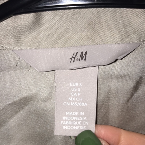 ✅H&M Button Down Blouse - Picture 2 of 6